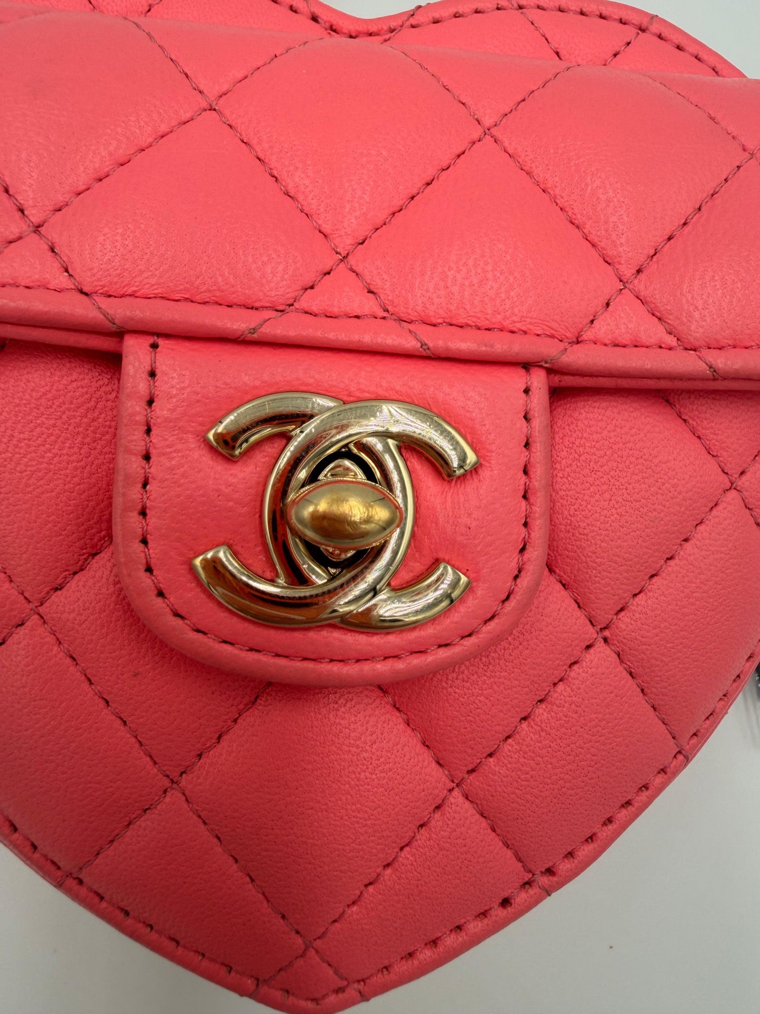 Chanel CC In Love Heart Bag - CC turn-lock closeup
